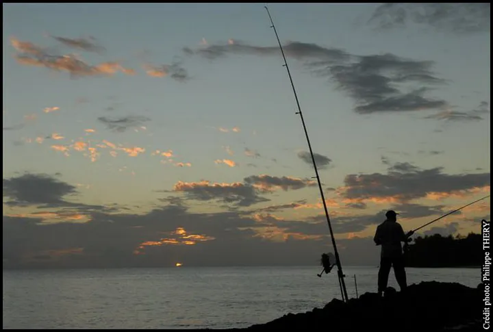 Coucher de soleil sur la mer des Caraïbes avec un pêcheur en ombre chinoise, la Martinique